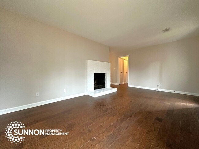 Foto del edificio - Perfectly Located 3 Bed, 2 Bath Home