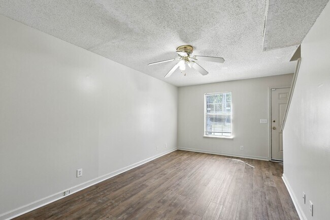 Foto del edificio - 285 State Line Rd