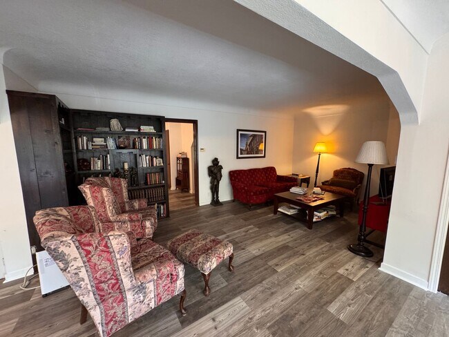 Foto del edificio - AVAILABLE NOW - Very Spacious, Unique, and...