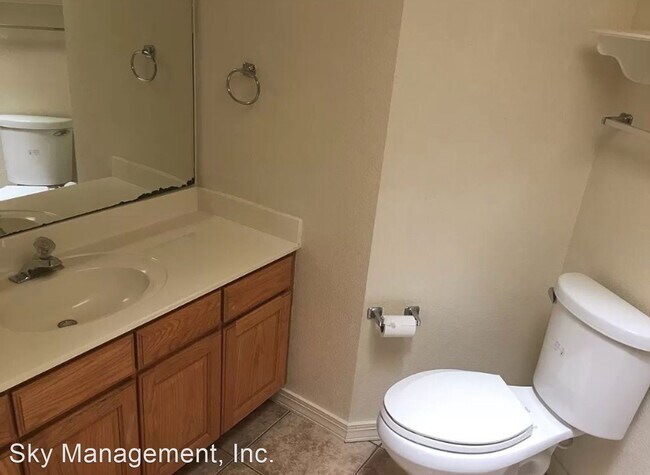 Building Photo - 3 br, 2 bath House - 11712 Kings Canyon Ro...