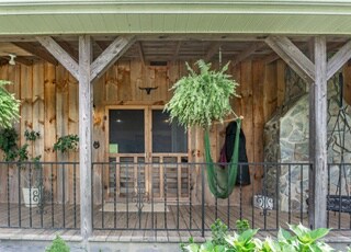 Building Photo - 424 Roaring Creek Rd