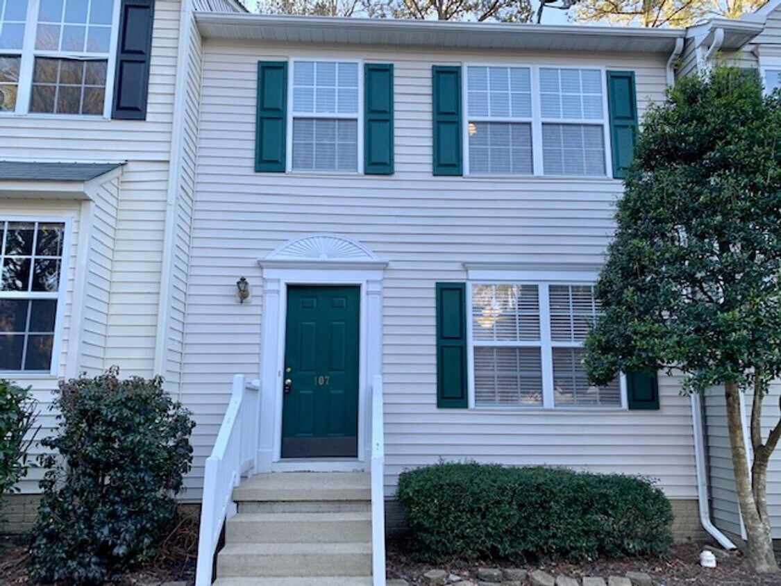 Primary Photo - 107 Climbing Ivy Ct