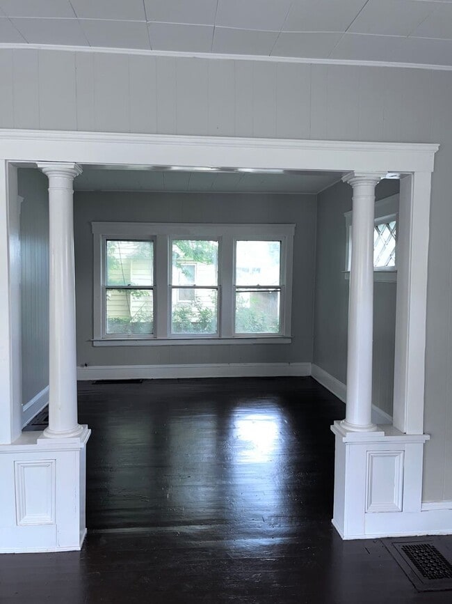 Building Photo - 10705 Greenlawn Ave