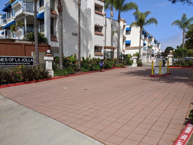 Foto del edificio - 8324 Regents Rd