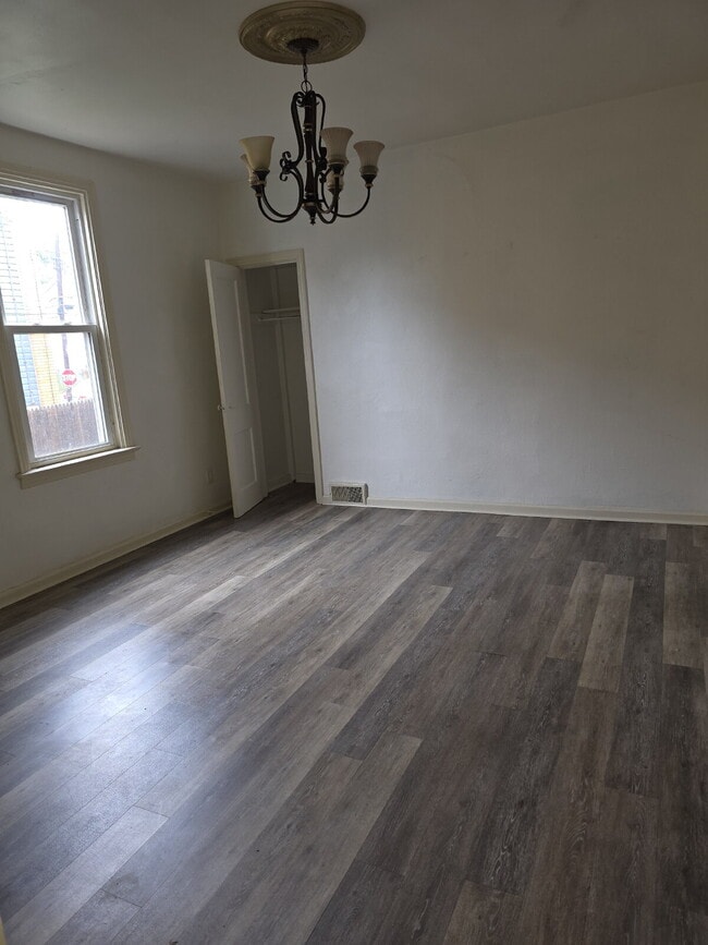 Photo - Large 4 Bedroom 2 Bath in Mt. Washington Apartment