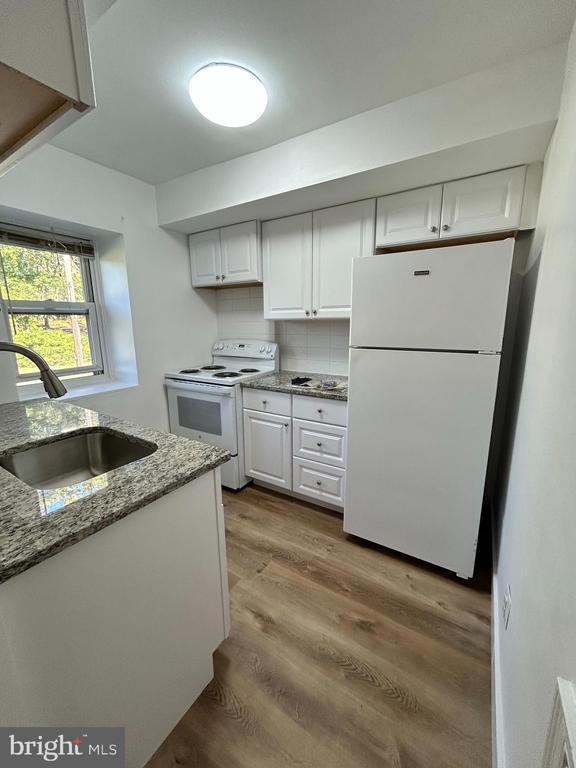 Foto del edificio - 176 Davisville Rd