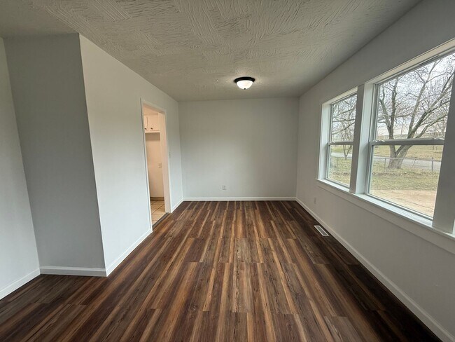 Foto del edificio - 4 Bedroom 2 Bathroom House Available NOW!