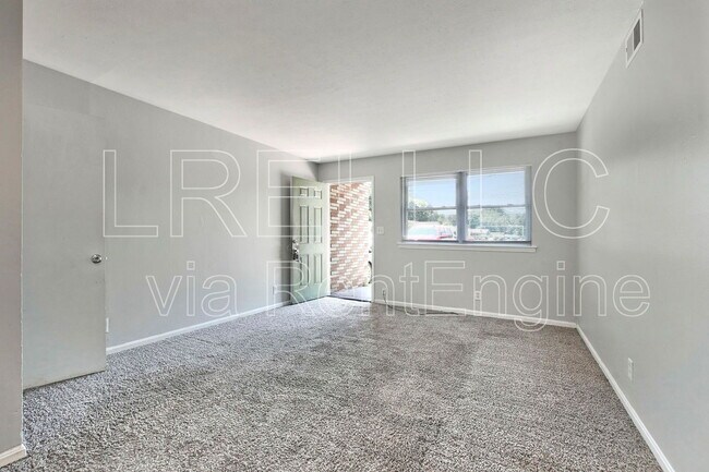 Foto del edificio - 3811 Carpenter Dr
