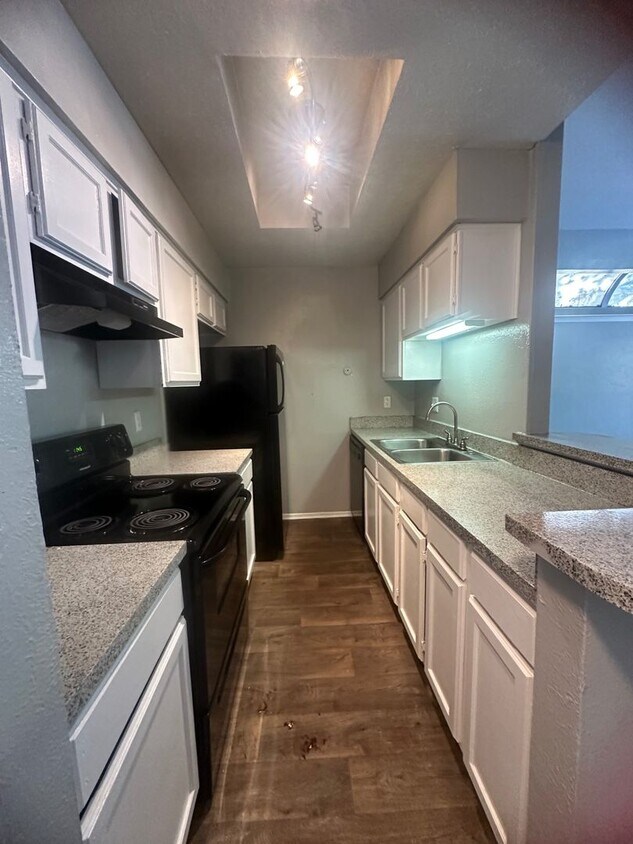 Primary Photo - Beuti-ful Town home Ready to Move in!