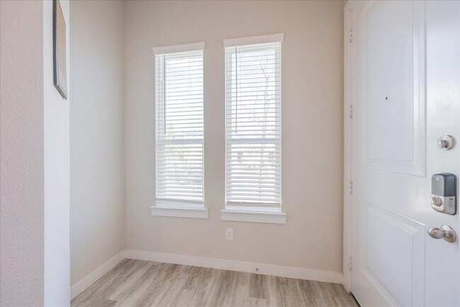 Foto del edificio - 1233 Creekbank Dr