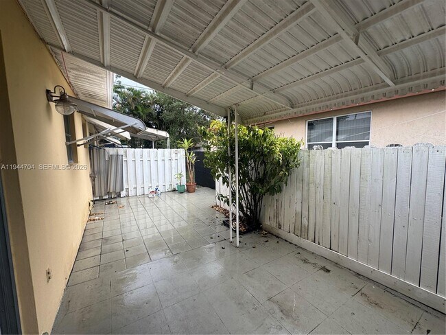 Foto del edificio - 2241 Monroe St