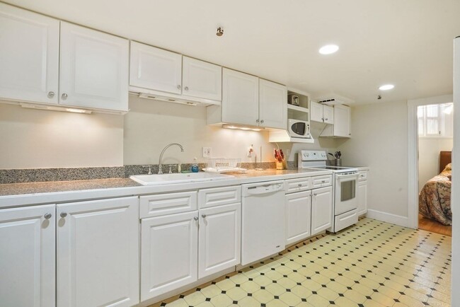 Building Photo - 295 Marlborough St