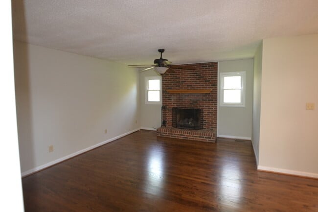 Building Photo - AVAILABLE August 24, 2023 Nice 3 bdrm 2 ba...