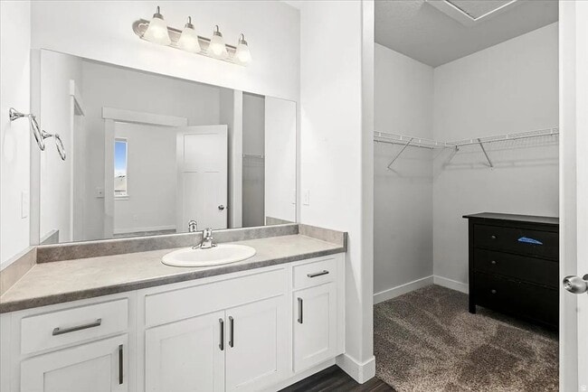 Building Photo - $500 OFF First Month's Rent - Spacious Condo In Vineyard