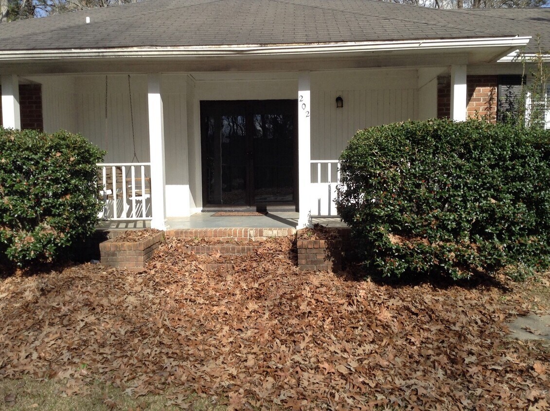 Building Photo - Charming 1 Story Brick Home
