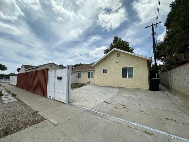 Foto del edificio - 7445 Rhea Ave