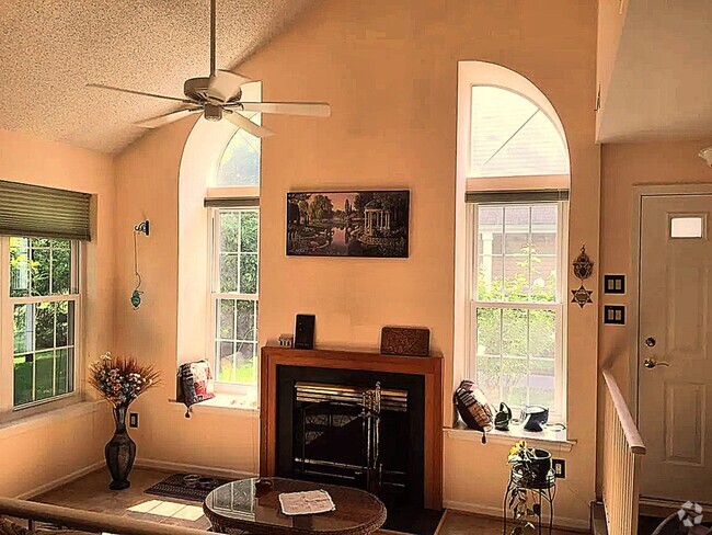 Building Photo - 605 Saxony Dr