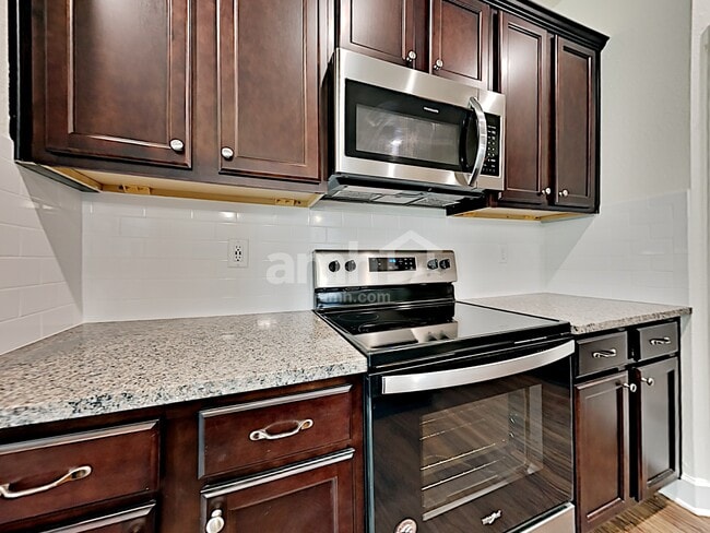 Building Photo - 417 Sandstone Dr