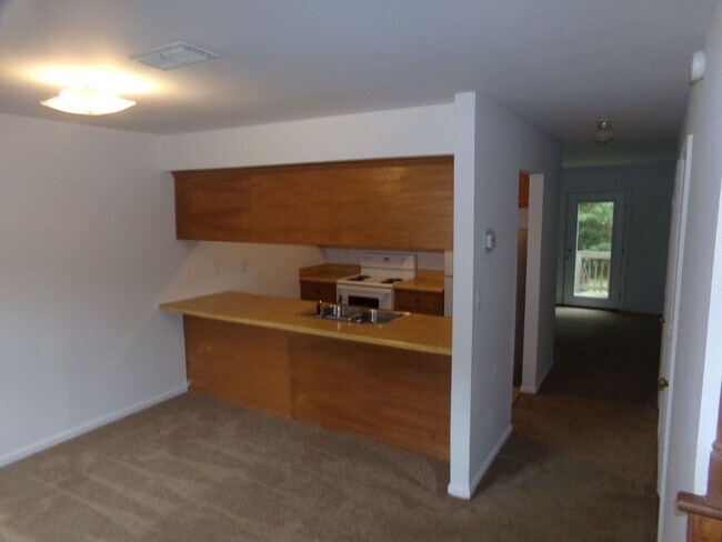 Foto del edificio - 2 BR Available in Prince George Commons To...