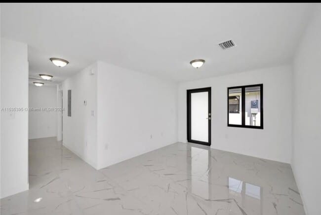 Foto del edificio - 673 NW 14th St