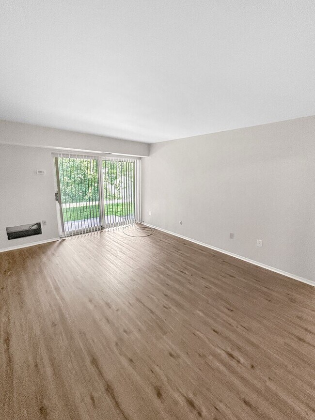 Foto del edificio - One Bedroom Condo in Moon Township!!