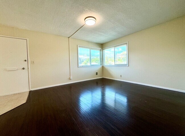 Building Photo - Updated Top Floor Two Bedroom Iin Montavilla w/ Off Street Parking~ 90 Walk Score~ 99 Bike Score~...