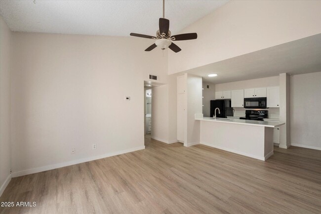 Foto del edificio - 8055 E Thomas Rd