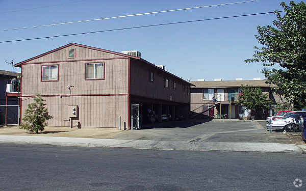 Building Photo - Green Tree Apartments