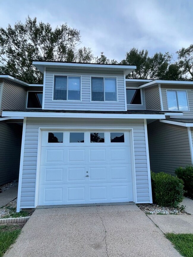 Building Photo - 160 Woodfield Pl