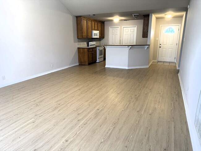 Living Area - 307 Sunset Blvd