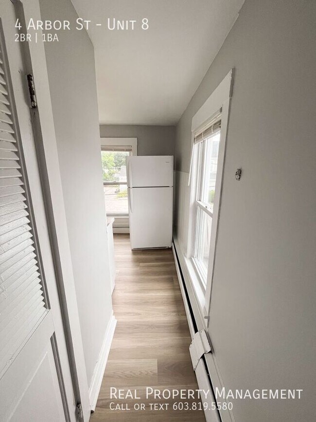 Foto del edificio - Downtown Exeter 2-Bedroom with Heat, Hot W...