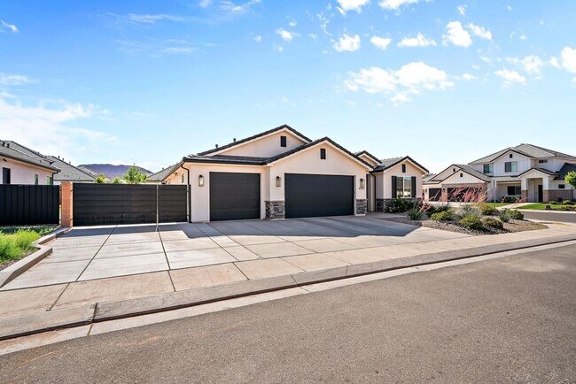 Building Photo - 4 bed | 2 bath | 3 car garage single story...