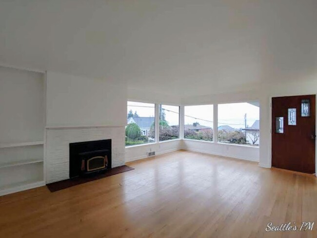 Building Photo - Stunning Water Views Home in Coveted Richm...
