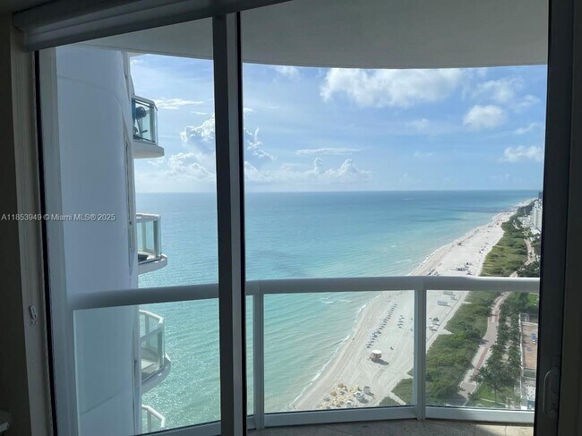 Foto del edificio - 6365 Collins Ave