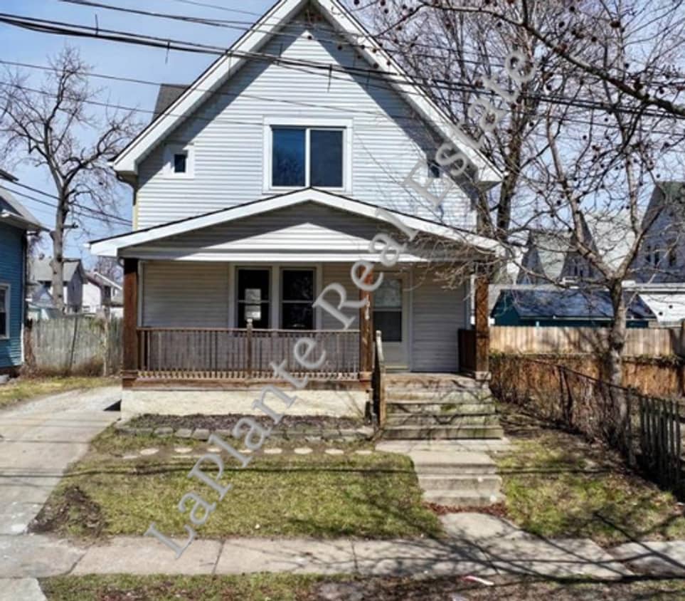 Primary Photo - Bright & Spacious 3-Bed Home in Library Vi...