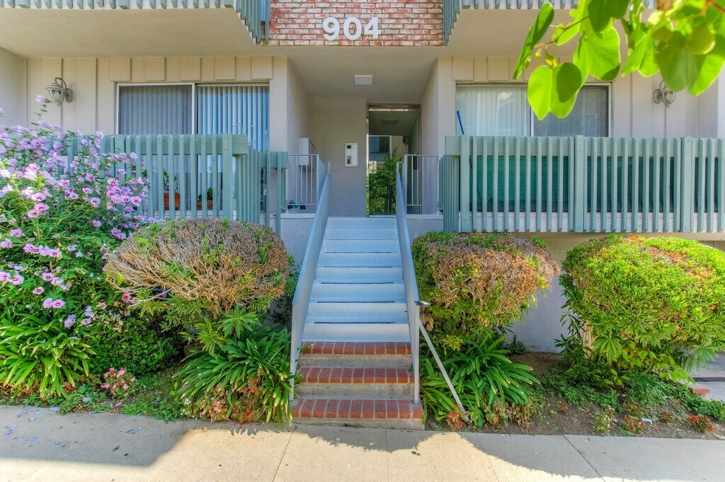Primary Photo - 904-908 Granville Ave