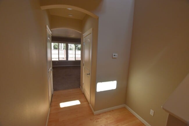 Building Photo - Gorgeous home in Olympia!!
