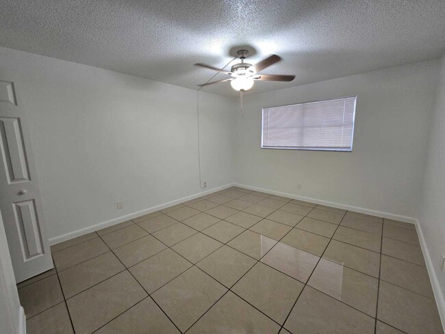Building Photo - 7920 N Colony Cir