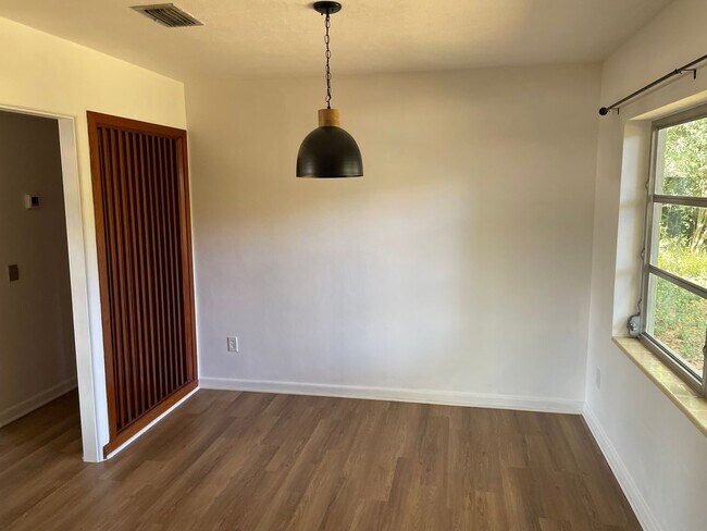 Foto del edificio - Recently Renovated - New flooring - kitchen - $500 off 1st months rent