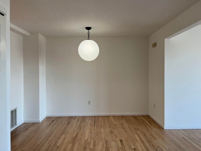 Building Photo - 8907 Riverside Pl