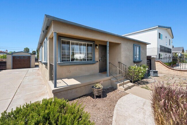 Building Photo - 3 Bedroom Home with Yard!