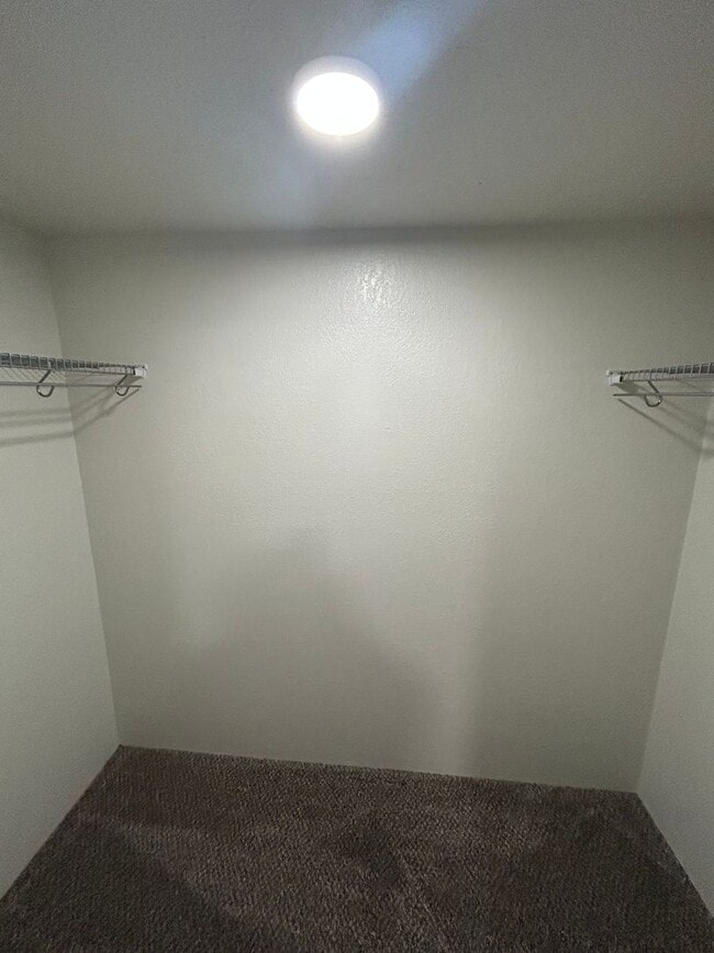 Building Photo - Spacious 2 bedroom, 1 bath apartment - Be Home TODAY!