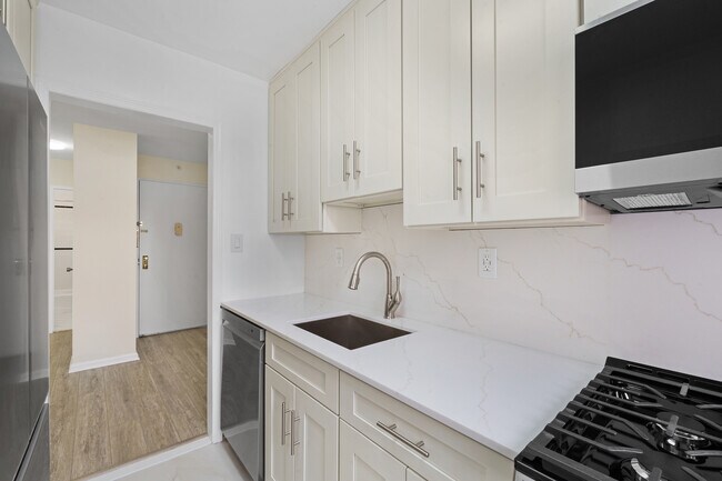 Foto del edificio - 225 Saint Pauls Ave