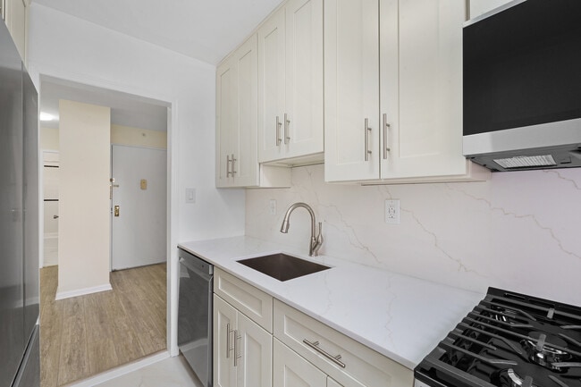 Building Photo - 225 Saint Pauls Ave