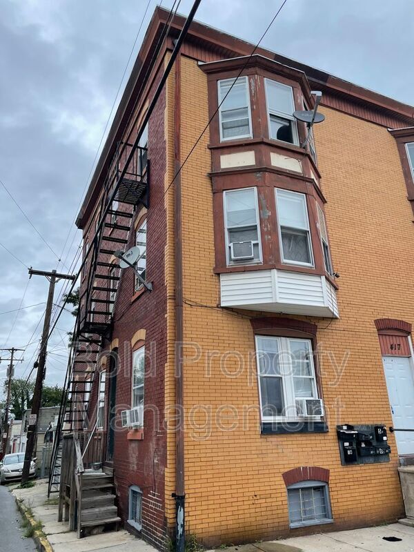 Building Photo - 417 W Oley St
