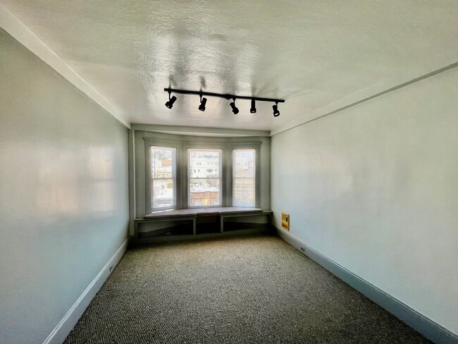 Building Photo - Luxurious Condo Living in Prime Cow Hollow...