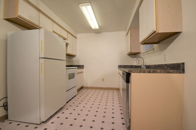 Foto del edificio - 3-Bedroom, 1-Bathroom Apartment in the Hea...