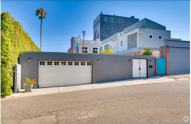 Building Photo - 8966 Shoreham Dr