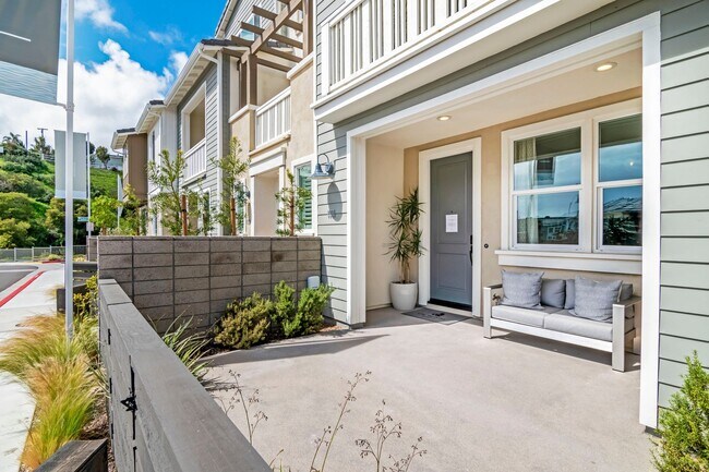 Foto del edificio - Stunning Fully Furnished Tri-Level Townhome 4BD/4BATHS! Central AC/Heat with Solar! 2 Car attache...