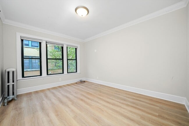 Building Photo - 2633 1/2 N Spaulding Ave